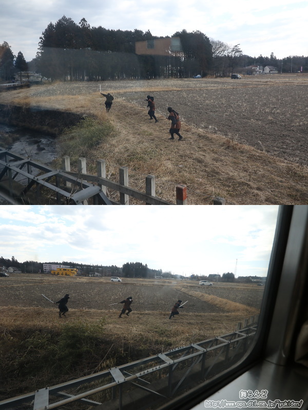線路脇の田んぼで戦う江戸忍者と風魔忍者（3/2　SL大樹1号）