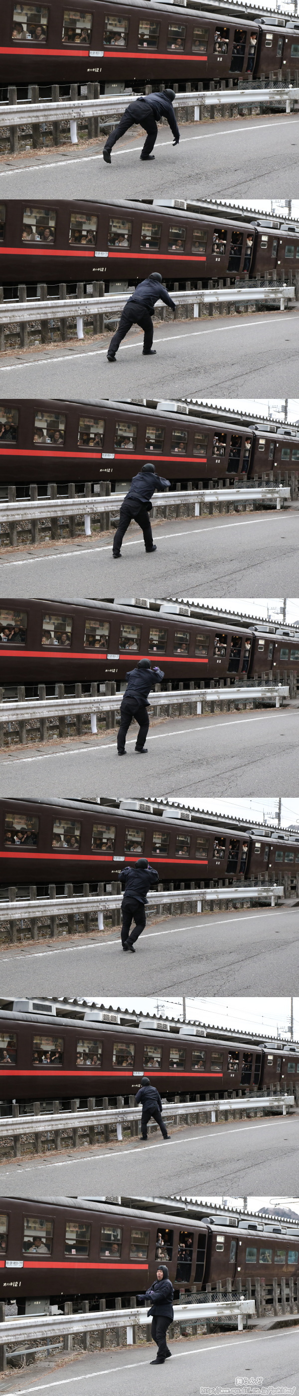 東武ワールドスクウェア駅脇に雷お新の盗賊団登場4（3/2　SL大樹6号）