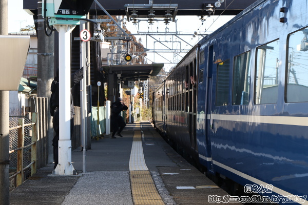 大谷向駅のホーム上でEDO WONDER TRAINを見送る江戸忍者（2/20　SL大樹1号）