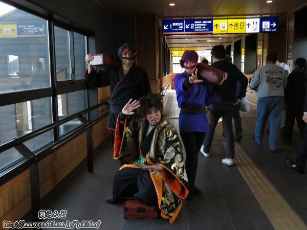 逃げ切って記念撮影に応じる石川五右衛門と鼠小僧達（下今市駅）
