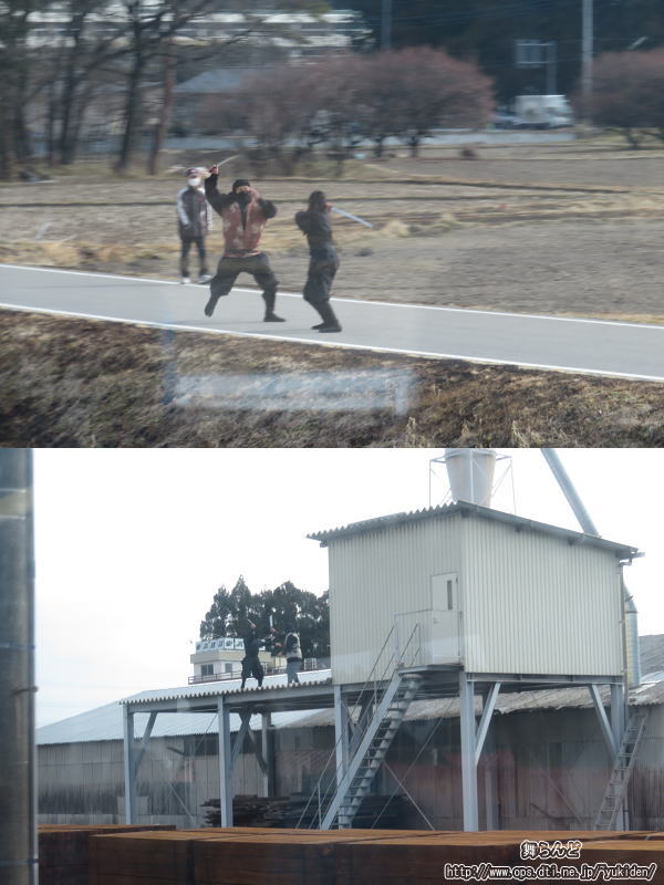 沿線で戦う江戸忍者と風魔忍者