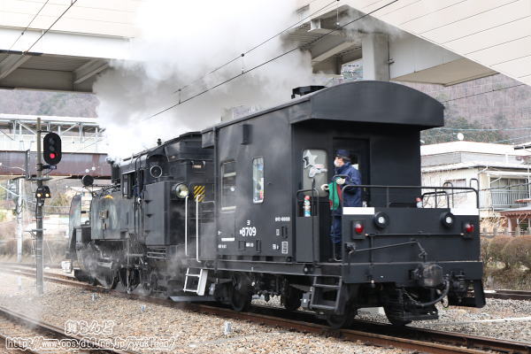 転車台へと向かうC11 207