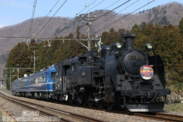 鬼怒川温泉駅を出発したばかりのSL大樹