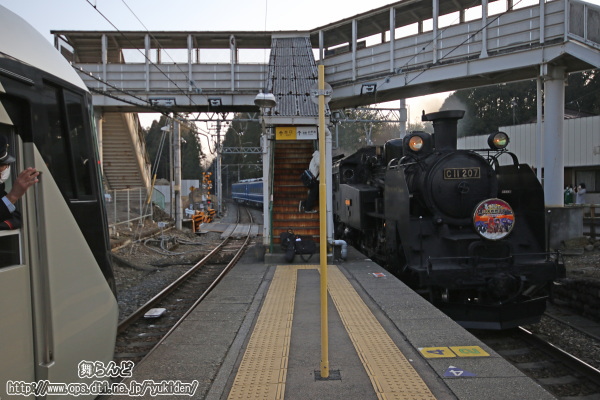 大桑駅を通過するSL大樹