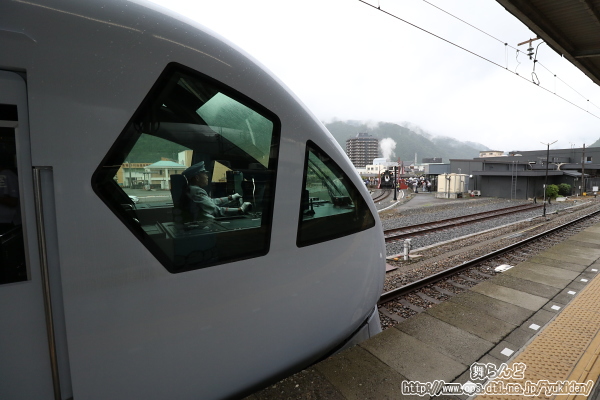 鬼怒川温泉駅に到着したスペーシアX（N100系・N104編成）とC11 207