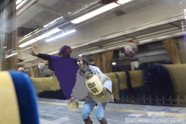 ホームに残されたお役人（2019-2-16／鬼怒川温泉／SL大樹6号）