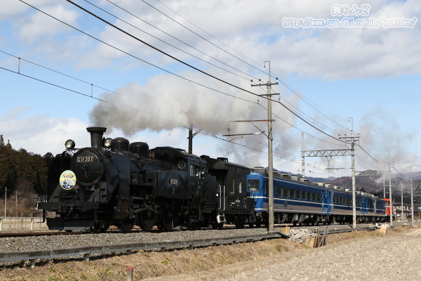 雲の多い晴れ間の中を行くSL大樹2号（2019-2-16）