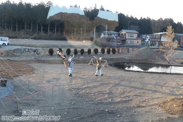 倉ヶ崎SL花畑で手を振る2人の行商人（2019-2-16／SL大樹5号）