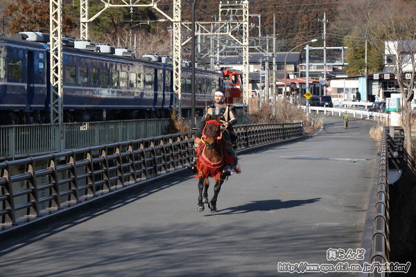 SL大樹と併走する馬に乗った騎馬武者２（2019-2-23／鬼怒川橋梁／SL大樹4号）