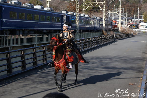 SL大樹と併走する馬に乗った騎馬武者３（2019-2-23／鬼怒川橋梁／SL大樹4号）