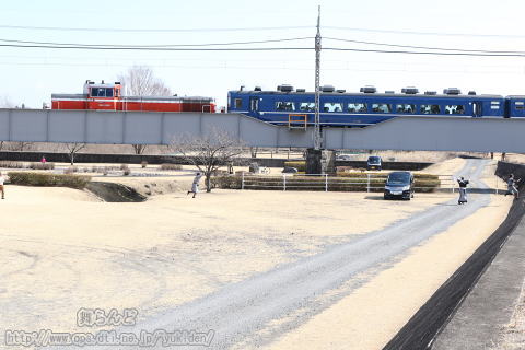 大谷川の河川敷を走るお役人達・その２（2019-2-23／大谷川橋梁／SL大樹2号）