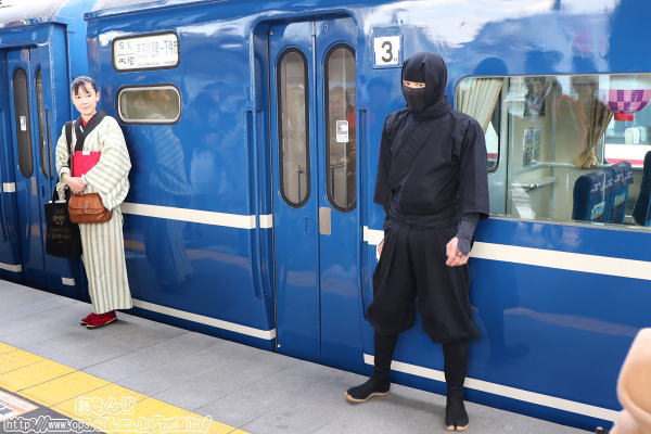 扉が開くのを待つアテンダントさんと忍者（2019-2-23／下今市／SL大樹3号）