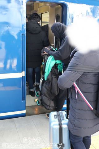 乗客の荷物を車内へ運ぶ忍者（2019-2-23／下今市／SL大樹3号）