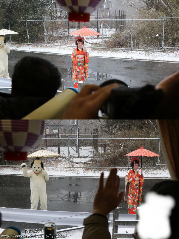 SL大樹に手を振るお姫様とニャンまげ（2019-2-9／東武ワールドスクウェア／SL大樹4号）