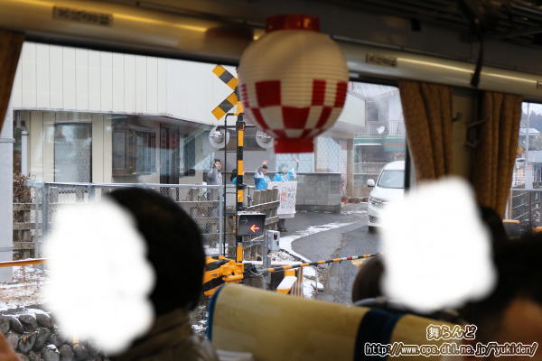 大桑駅でSL大樹を迎えてくれる沿線住民の方々（2019-2-9／大桑／SL大樹4号）