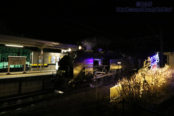新高徳駅のイルミネーションに照られたSL大樹10号（その1）