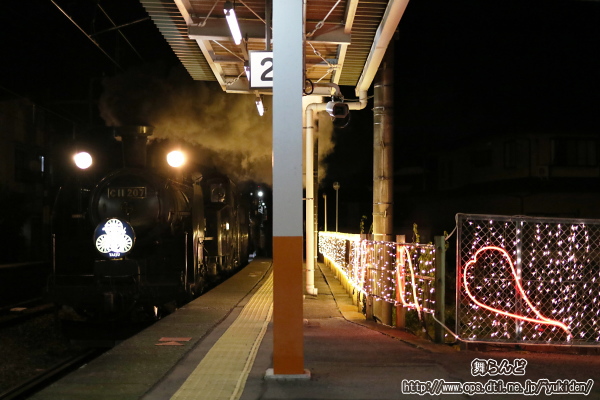 イルミネーションが設置された大谷向駅の上りホームに入線するSL大樹