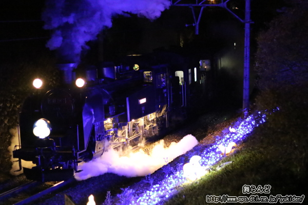 栗原交差点の法面のイルミネーションに照らされたSL大樹9号