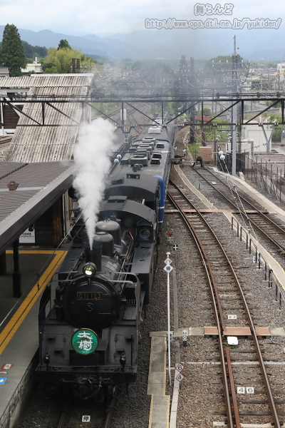 下今市駅に到着したシラカバカラーのヘッドマークを付けたSL大樹