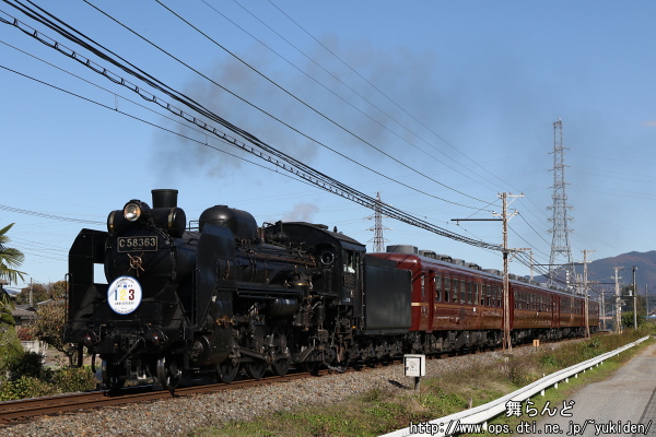 雲一つ無い青空の下で撮影したSL秩父鉄道創立123周年記念号