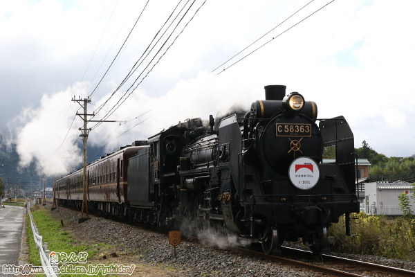 徐々に晴れ間が見えてきた中を行くSL鉄道開業150周年×秩父鉄道創立123周年記念号