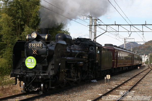 煙を出しながら和銅黒谷駅を通過するSL埼玉県民の日号