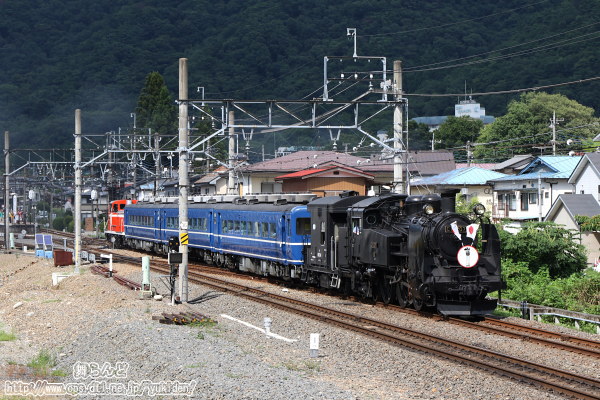 鬼怒川温泉駅を発車した運行開始1周年のSLパレオエクスプレス大樹