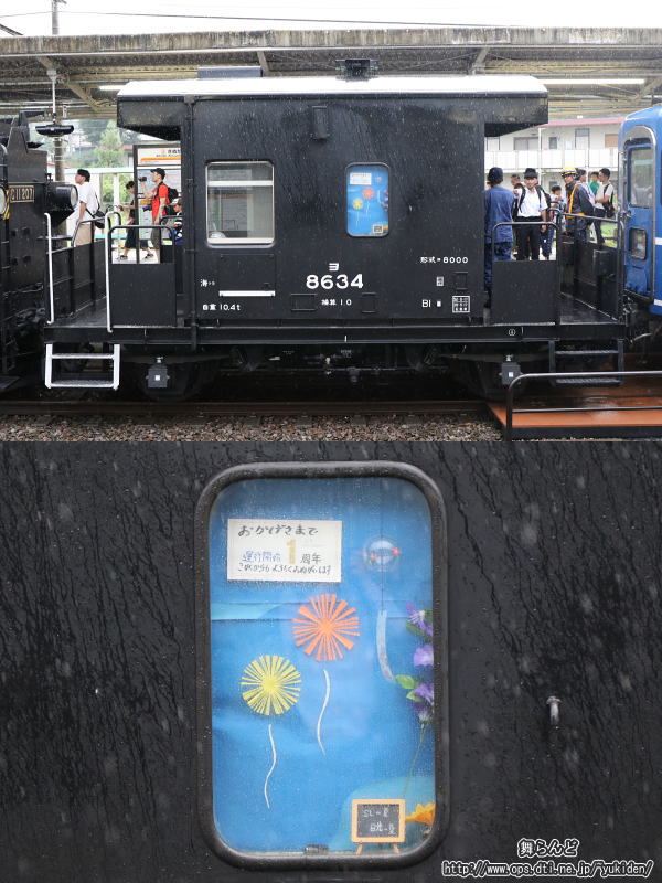 車掌車の窓に貼られた1周年のPOP
