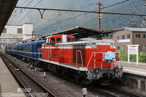 運行開始2周年ヘッドマークを付けたDE10 1099