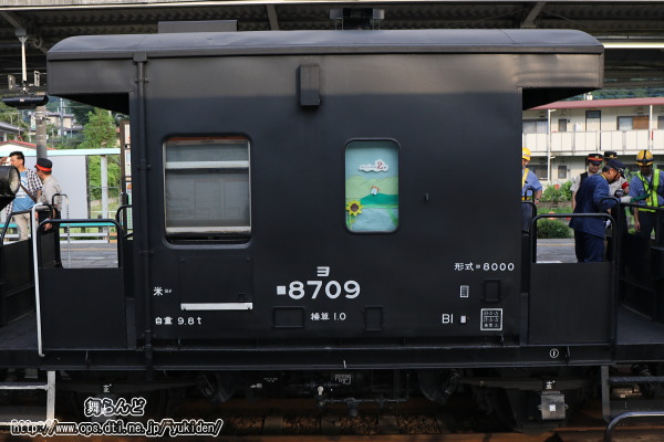 ヨ8709の窓に貼られた運行開始2周年記念絵（その１）
