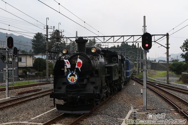 鬼怒川温泉駅2番ホームに入線したSL大樹