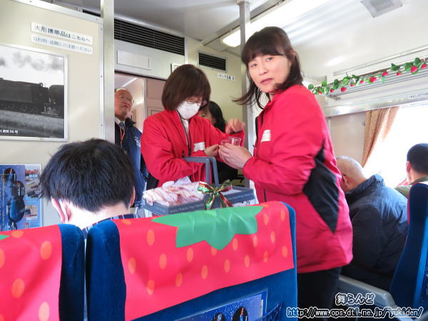 栃木県産のいちごの配布（SL大樹3号）