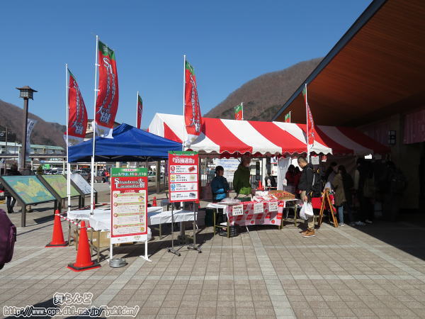 地元のいちご園によるいちごの販売（鬼怒川温泉駅前広場）