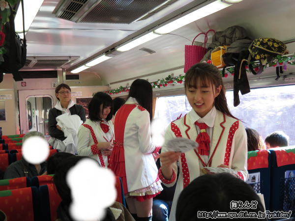 限定記念乗車証といちごキャンディーを配る「とちおとめ25」（SL大樹4号）