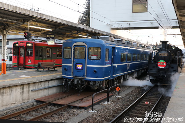 会津マウントエクスプレスと14系客車とC11 207との並び（鬼怒川温泉）