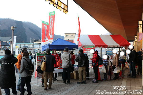「１５（いちご）抽選会」の様子（鬼怒川温泉駅前広場）