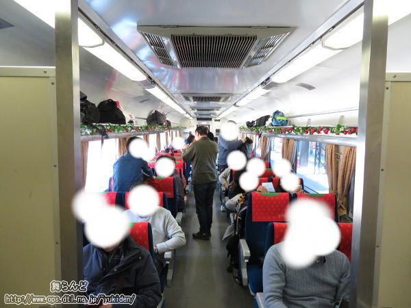 大勢の乗客で賑わう車内（SL大樹3号）