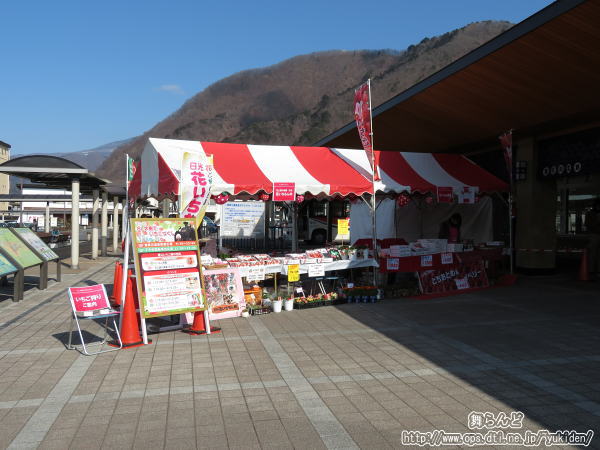 鬼怒川温泉駅前にて（地元いちご農園の出店）