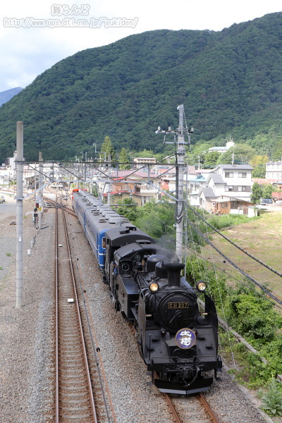 鬼怒川温泉駅を発車したSL大樹