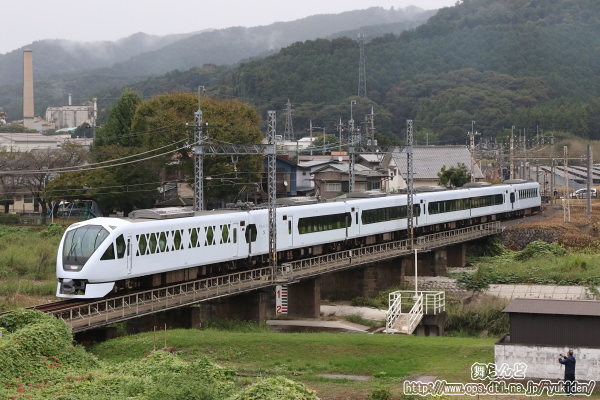 葛生からのツアー客を乗せて秋山川橋梁を渡るスペーシアX