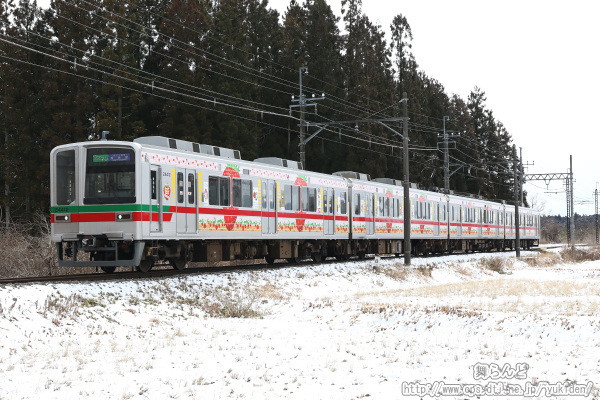 雪積もる鬼怒川線を走るベリーベリーハッピートレイン（その1）