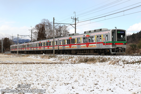 雪積もる鬼怒川線を走るベリーベリーハッピートレイン（その2）