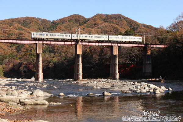晩秋の荒川橋梁を渡る5000系