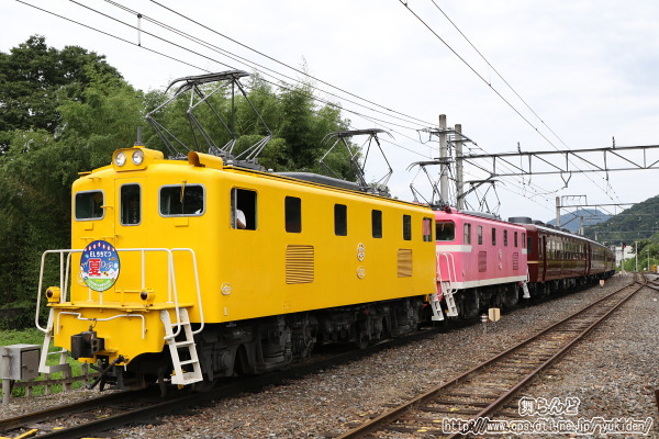 とある駅を通過するELちちてつ夏まつりエクスプレス