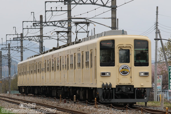 八高線との併走区間を行く81111F