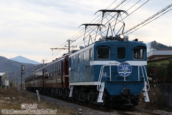武甲山を背後にして走る快速秩父路デキ108号（復路）
