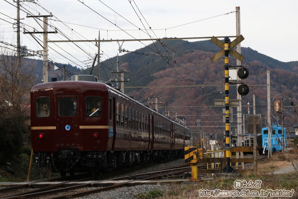 デキ302が待つ野上駅と向かう快速秩父路デキ108号（復路）