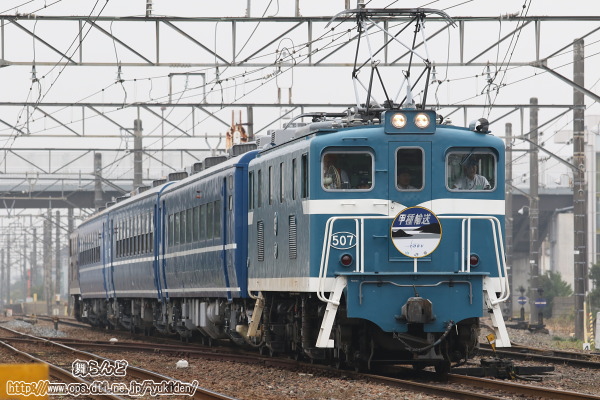 デキ507が牽引する12系・14系甲種輸送（秩父本線）