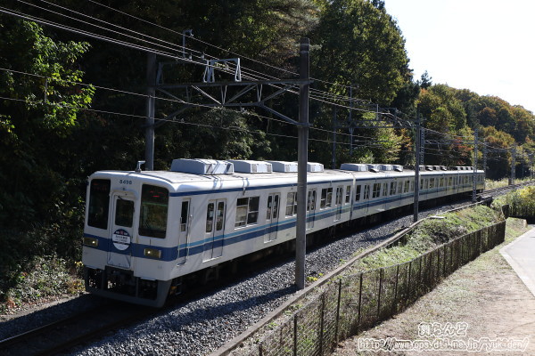 みなみ寄居駅から撮影した新駅開業記念のヘッドマークを付けた8198F