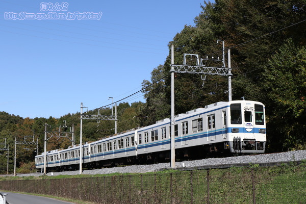 青空の下で撮影した新駅開業記念のヘッドマークを付けた8198F